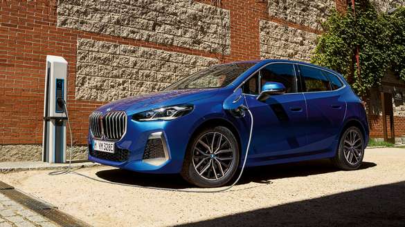 ILYEN EGYSZERŰEN TÖLTHETI PLUG-IN HIBRID BMW 2 ACTIVE TOURERJÉT.