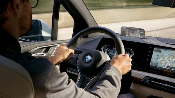 A BMW 2 ACTIVE TOURER ALAPFELSZERELTSÉGÉHEZ TARTOZÓ VEZETŐT SEGÍTŐ RENDSZEREK A MAXIMÁLIS BIZTONSÁG