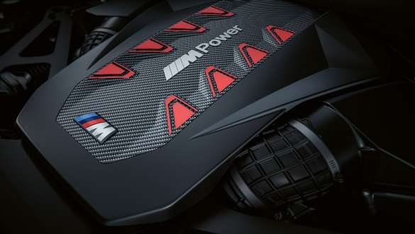 8 hengeres benzinmotorral ellátott plug-in hibrid hajtáslánc.