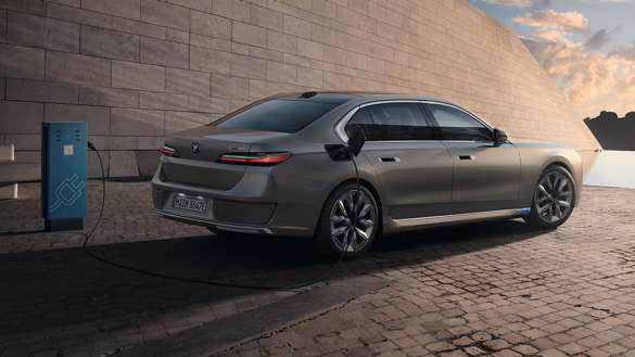 A BMW i7 HATÓTÁVJA ÉS TÖLTÉSE.
